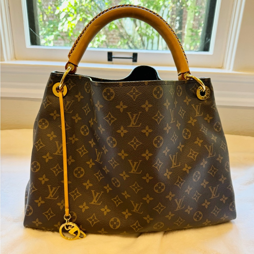 Louis Vuitton Monogram Artsy MM Handbag